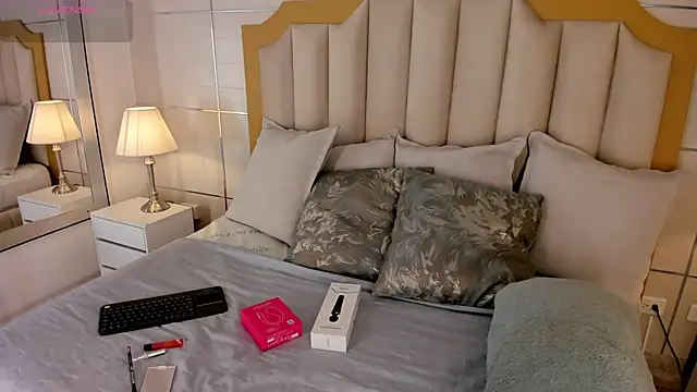 Snapshot of MaddieParker chatting on 11.27.25 MaddieParker online show from 11.27.25