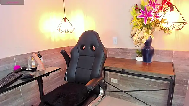 Snapshot of LussieWillow chatting on 09.29.25 LussieWillow online show from 09.29.25