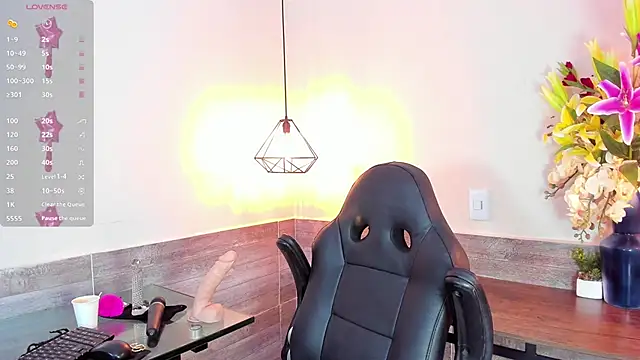 Snapshot of LussieWillow chatting on 10.02.25 LussieWillow online show from 10.02.25