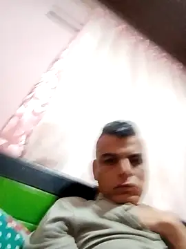 Snapshot of ozama423 chatting on 12.04.25 ozama423 online show from 12.04.25