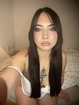 Snapshot of Bella__Booty chatting on 10.17.25 Bella Booty online show from 10.17.25