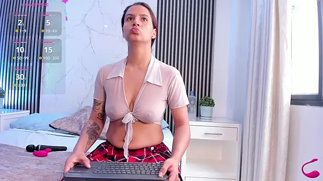 Snapshot of JackAndRosse_ chatting on 11.17.25 JackAndRosse online show from 11.17.25