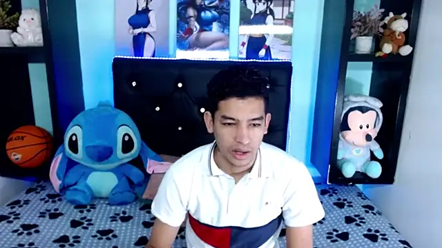 Snapshot of x_oliver_x chatting on 11.08.25 x oliver x online show from 11.08.25