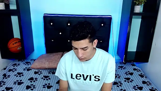 Snapshot of x_oliver_x chatting on 12.05.25 x oliver x online show from 12.05.25