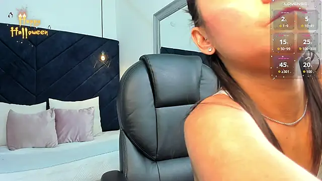 Snapshot of shamara_thomson chatting on 10.11.25 shamara thomson online show from 10.11.25