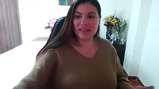 Snapshot of Secret_Bella chatting on 09.26.25 Secret Bella online show from 09.26.25