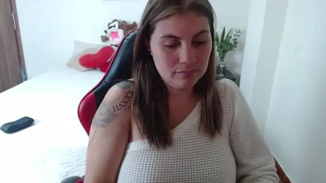 Snapshot of Secret_Bella chatting on 11.10.25 Secret Bella online show from 11.10.25