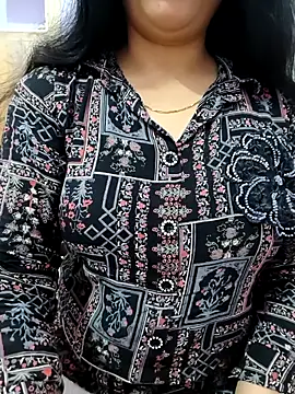 Snapshot of roshni_agrawal0 chatting on 10.12.25 roshni agrawal0 online show from 10.12.25