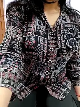 Snapshot of roshni_agrawal0 chatting on 11.14.25 roshni agrawal0 online show from 11.14.25