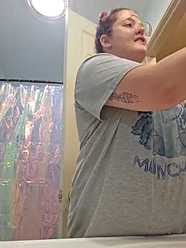 Snapshot of nuttiebuddy1 chatting on 09.18.25 nuttiebuddy1 online show from 09.18.25