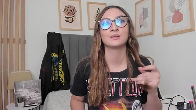 Snapshot of Alice_Dickinssonn chatting on 12.14.25 Alice Dickinssonn online show from 12.14.25