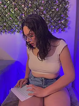 Snapshot of Katheerine chatting on 11.25.25 Katheerine online show from 11.25.25