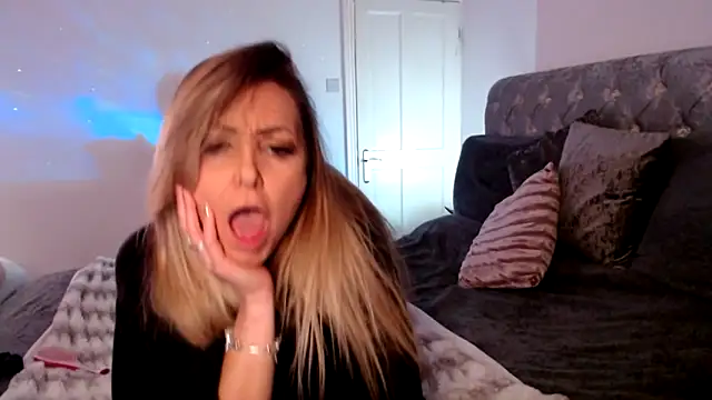 AngeleyesUK online show from 10.25.25