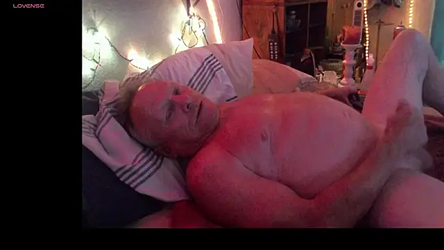 Snapshot of Pussyeat2please chatting on 02.13.26 Pussyeat2please online show from 02.13.26