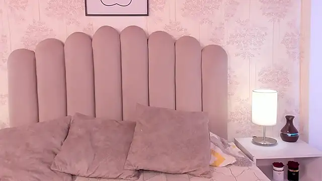 ShaynaHosk online show from 10.17.25