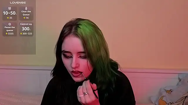 Snapshot of PortiaHedge chatting on 09.24.25 PortiaHedge online show from 09.24.25