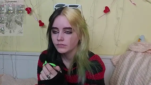 Snapshot of PortiaHedge chatting on 10.24.25 PortiaHedge online show from 10.24.25