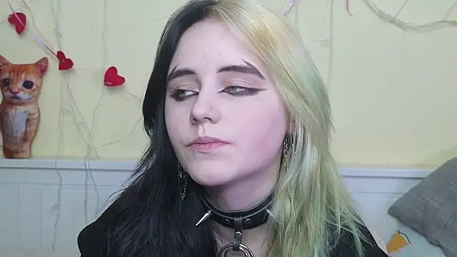 Snapshot of PortiaHedge chatting on 10.27.25 PortiaHedge online show from 10.27.25