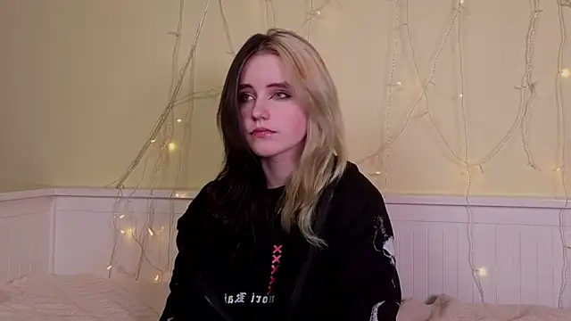 Snapshot of PortiaHedge chatting on 12.04.25 PortiaHedge online show from 12.04.25