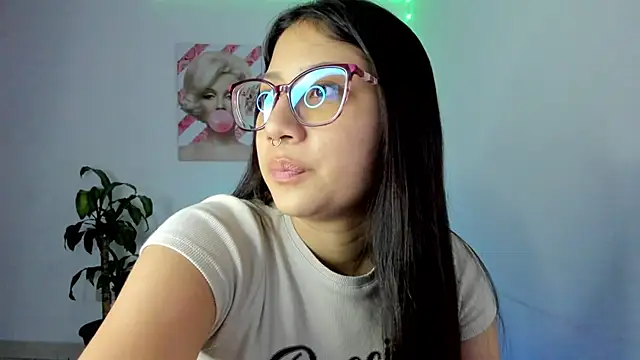 Snapshot of rouse_red chatting on 09.22.25 rouse red online show from 09.22.25