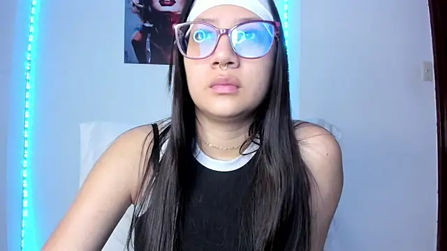 Snapshot of rouse_red chatting on 10.04.25 rouse red online show from 10.04.25