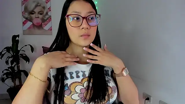 Snapshot of rouse_red chatting on 10.11.25 rouse red online show from 10.11.25