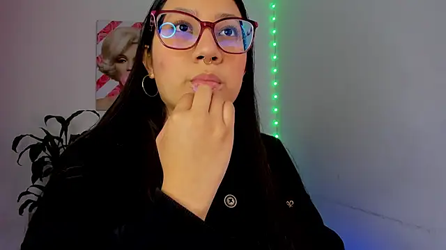 Snapshot of rouse_red chatting on 11.07.25 rouse red online show from 11.07.25