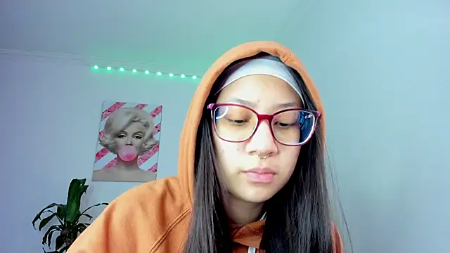 Snapshot of rouse_red chatting on 11.20.25 rouse red online show from 11.20.25