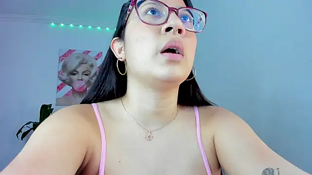 Snapshot of rouse_red chatting on 11.26.25 rouse red online show from 11.26.25