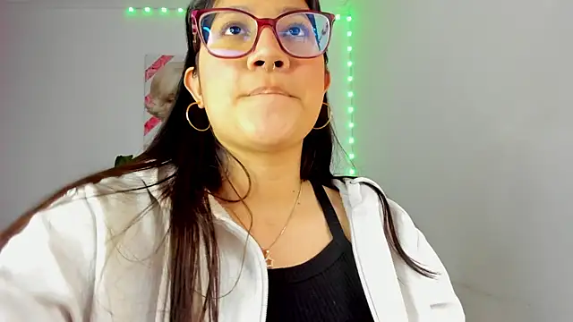 Snapshot of rouse_red chatting on 11.27.25 rouse red online show from 11.27.25