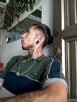 Snapshot of Tattoboy19cm chatting on 05.02.26 Tattoboy19cm online show from 05.02.26