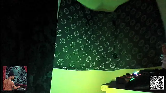 Snapshot of DjDiCKmannOnE chatting on 09.18.25 DjDiCKmannOnE online show from 09.18.25