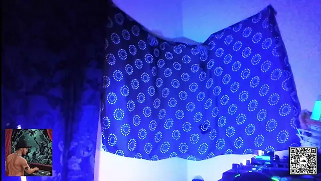 Snapshot of DjDiCKmannOnE chatting on 10.08.25 DjDiCKmannOnE online show from 10.08.25