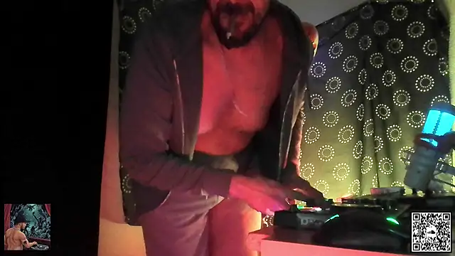 Snapshot of DjDiCKmannOnE chatting on 10.18.25 DjDiCKmannOnE online show from 10.18.25