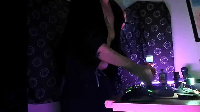 Snapshot of DjDiCKmannOnE chatting on 11.29.25 DjDiCKmannOnE online show from 11.29.25