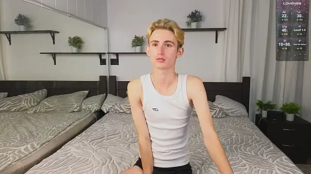 Snapshot of tommy_XXX chatting on 09.17.25 tommy XXX online show from 09.17.25