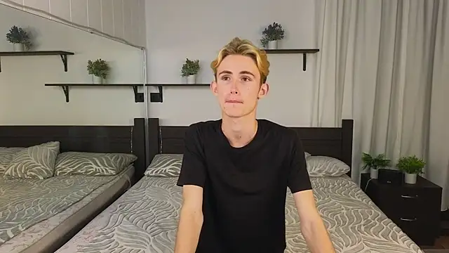 Snapshot of tommy_XXX chatting on 09.18.25 tommy XXX online show from 09.18.25