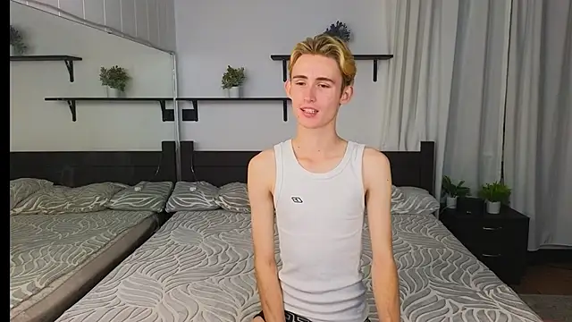 Snapshot of tommy_XXX chatting on 09.23.25 tommy XXX online show from 09.23.25