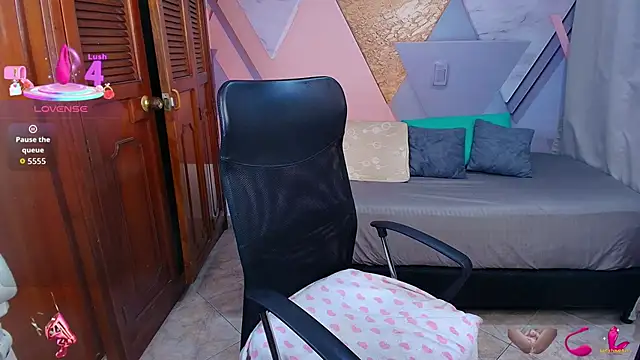 Snapshot of sharlottxl chatting on 11.28.25 sharlottxl online show from 11.28.25