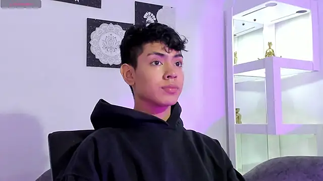 LoganTwink18 online show from 09.09.25