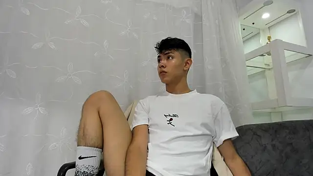 LoganTwink18 online show from 09.12.25