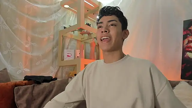 LoganTwink18 online show from 04.06.26