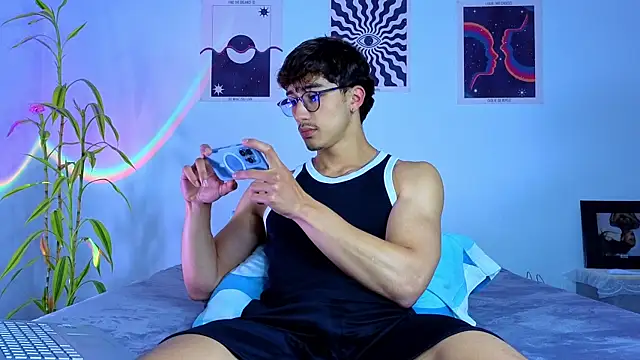 Snapshot of LatinReall chatting on 10.16.25 LatinReall online show from 10.16.25