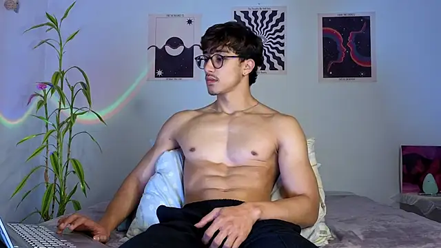 Snapshot of LatinReall chatting on 10.23.25 LatinReall online show from 10.23.25