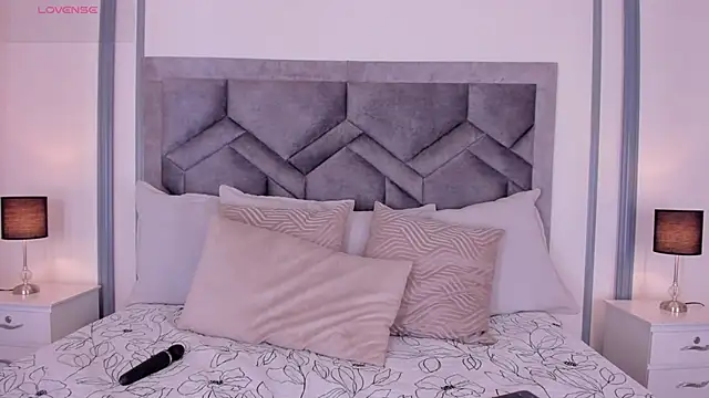 Snapshot of lucianacohelo chatting on 09.17.25 lucianacohelo online show from 09.17.25