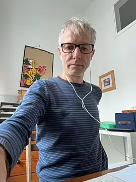 SexyLeon8 online show from 12.17.25