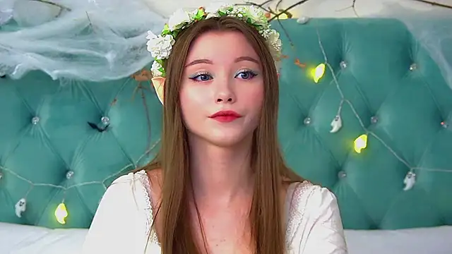 Snapshot of KeiraAsti chatting on 10.26.25 KeiraAsti online show from 10.26.25