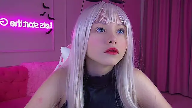 Snapshot of KeiraAsti chatting on 10.29.25 KeiraAsti online show from 10.29.25