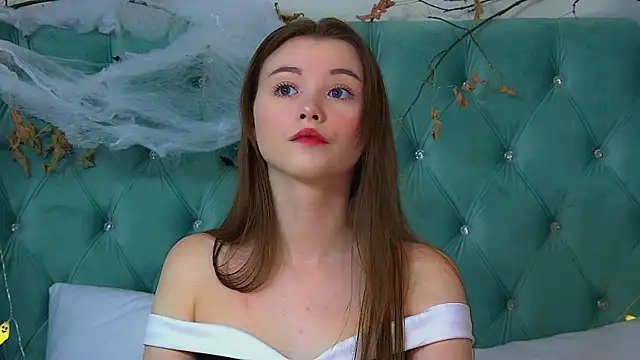 Snapshot of KeiraAsti chatting on 11.02.25 KeiraAsti online show from 11.02.25