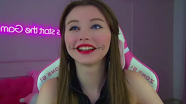 Snapshot of KeiraAsti chatting on 11.25.25 KeiraAsti online show from 11.25.25